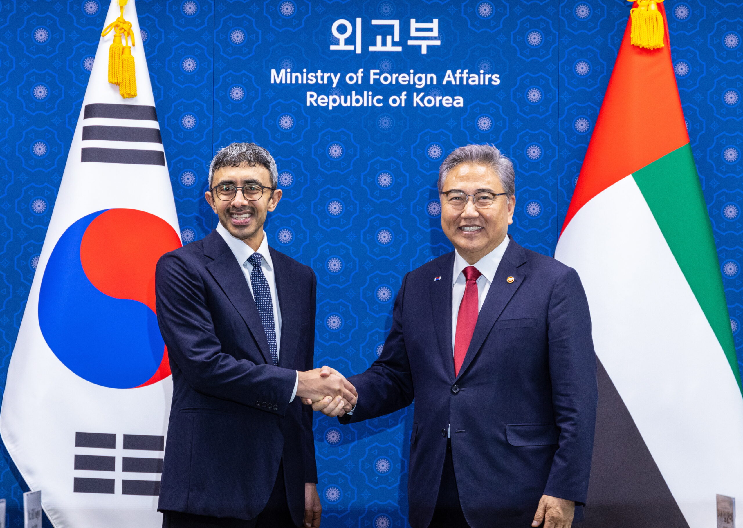 Minister of Foreign Affairs and Park Jin called for people's lives and aid measures to be prioritised.