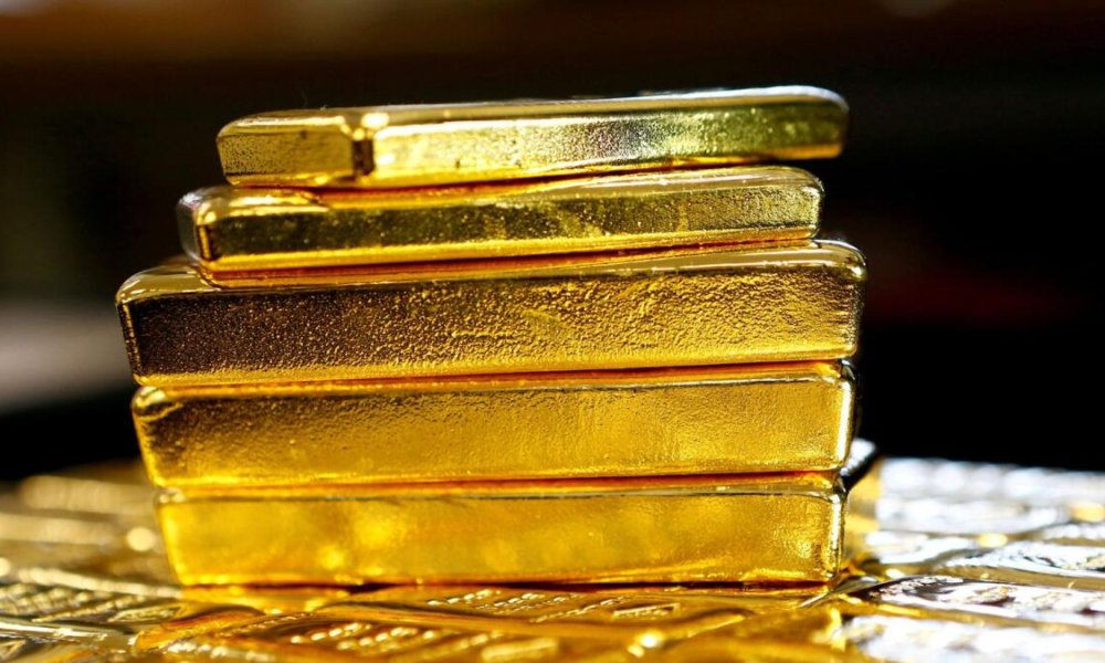 On Wednesday, gold prices in the UAE opened lower, extending a downward trend in precious metal prices.