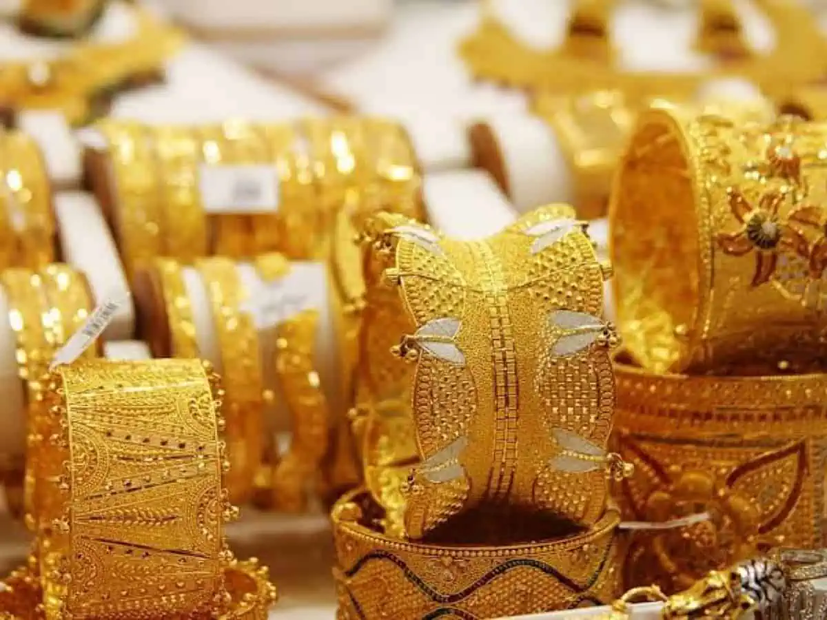 Gold prices in the UAE fell slightly at the start of trading on Tuesday.