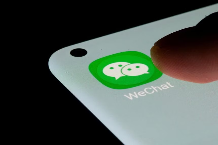 Canada has decided to prohibit the use of the Chinese messaging app WeChat and the Russian antivirus programme Kaspersky.