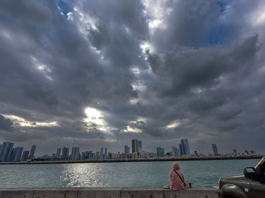 The UAE weather prediction for Sunday calls for partly overcast skies with mostly sunny skies throughout the day.