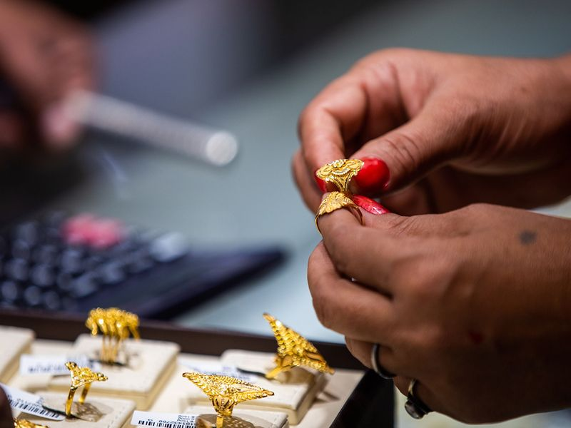 Gold prices in the UAE increased significantly on Monday morning, reaching one dirham per gramme.
