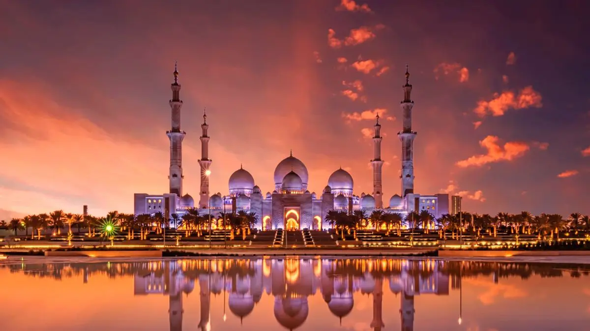 The Sura Evening Cultural Tours have been introduced by Abu Dhabi's famed Sheikh Zayed Grand Mosque.